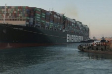 Megatanker yang Blokir...