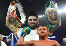 Canelo Nekat Naik Kelas...