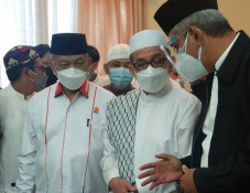 Mau Tidak Mau, Salim...