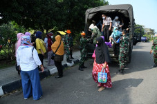 TNI AU Kerahkan Truk...