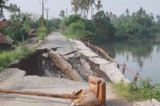 Ada Tanggul Jebol, Jalan...