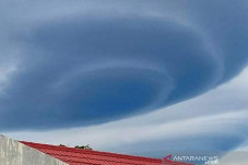Awan berbentuk UFO yang...