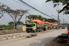 Operasional Truk Tanah...