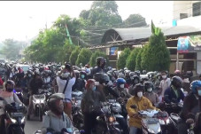 Masyarakat Masih Banyak...