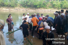 Asyik Mandi di Sungai...