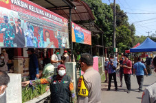 Zona Merah, Ratusan...