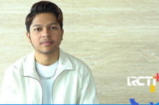Selain Menjadi Penyanyi,...