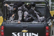 Polisi dan Gengster...
