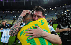 Sambil Menangis, Neymar...