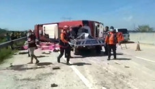 Kecelakaan Bus dan Truk...