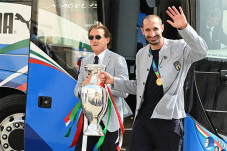 Timnas Italia Bawa Trofi...