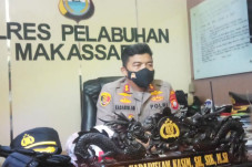 Ayah di Makassar Tega...