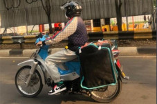 Viral Foto Kurir Paket...