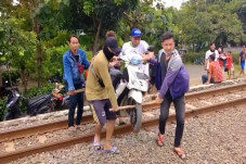 Aksi Warga yang Nekat...