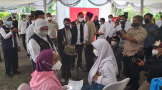 Pelajar Ikut Vaksinasi,...