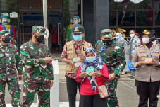 Pangdam Jaya Bantu Distribusikan...