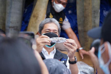 Bantu Warga yang Isoman,...