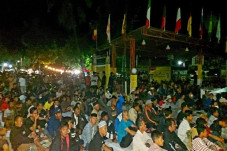 Nobar Ratusan Massa...