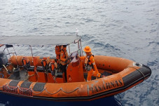 Mancing di Laut, Warga...