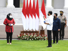 Jokowi Bagikan Obat...