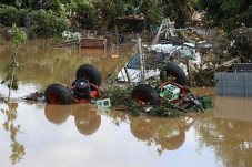 Banjir Bandang Tewaskan...