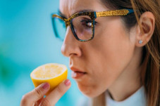 Ini Perbedaan Anosmia...