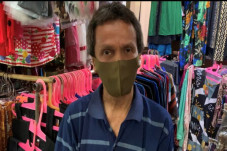 Jeritan Pedagang Baju...