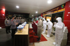 Tinjau RS Polri Kramat...