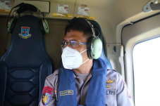 Gunakan Helikopter,...