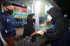 Bupati Banyuwangi Bagi-bagi...