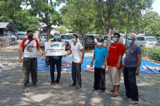Bagikan 650 Paket Kurban,...