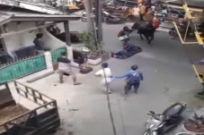 Turun dari Mobil Pickup,...