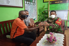 Bersihkan Kebun, Warga...