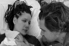 Halsey Melahirkan Anak...