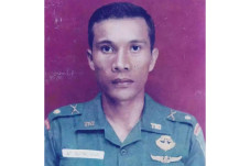 Mengharukan, Perwira...