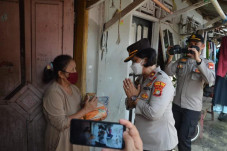 Polres Bekasi Salurkan...