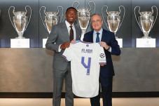 Pakai Nomor Bekas Ramos,...