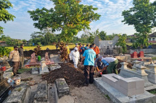 Klaten Gempar, Kuburan...