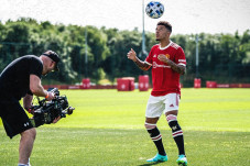 Man United Resmi Ikat...