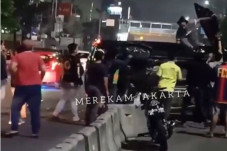 Mobil Terbalik di Matraman,...
