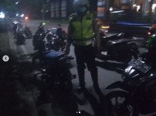 Tabrak Pembatas Jalan...