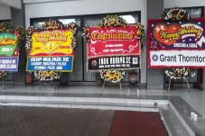 Pesta Mewah di Tengah...