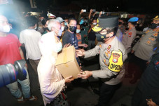 Bagikan Paket Sembako,...