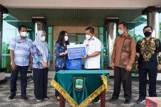 Peruri Salurkan Bantuan...