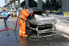 Mobil Terbakar di Tol...