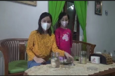 Demi Beli Tabung Oksigen...