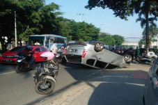 Mobil Terbalik di Penggilingan...