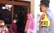 Kisah Gifari, Orang...