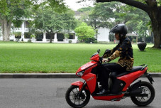 Kabar Baik, Charging...
