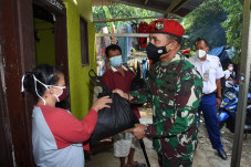 Kopassus Bagikan 2.000...